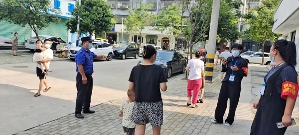 永城市城管局无惧“烤”验 “城管蓝”助力核酸检测显担当