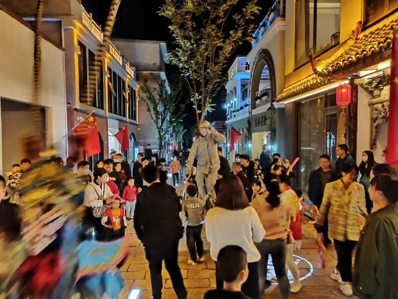 河南省国家级夜间文化和旅游消费集聚区掠影①｜云台山岸上小镇燃爆夜游经济
