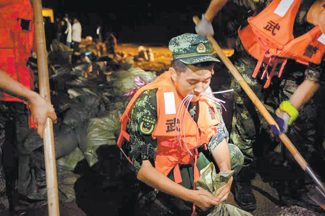 洪水中 筑起钢铁长城