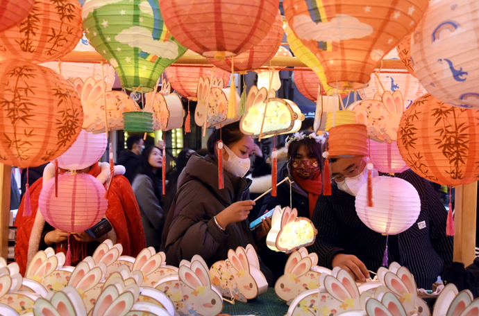 郑州：文旅春色倍还人