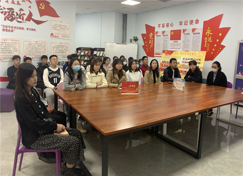 2020年9月，郑州西亚斯学院至善住宿书院组织学生观看全国抗击新冠肺炎疫情表彰大会
