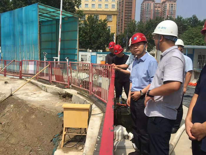 省住建厅党组成员、副厅长李新怀调研指导郑州在建工地复工复产工作