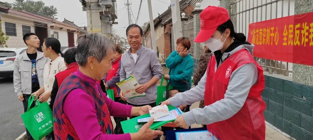 反诈宣传进社区 织密基层“安全网” ——焦作市审计局开展防骗反诈宣传活动