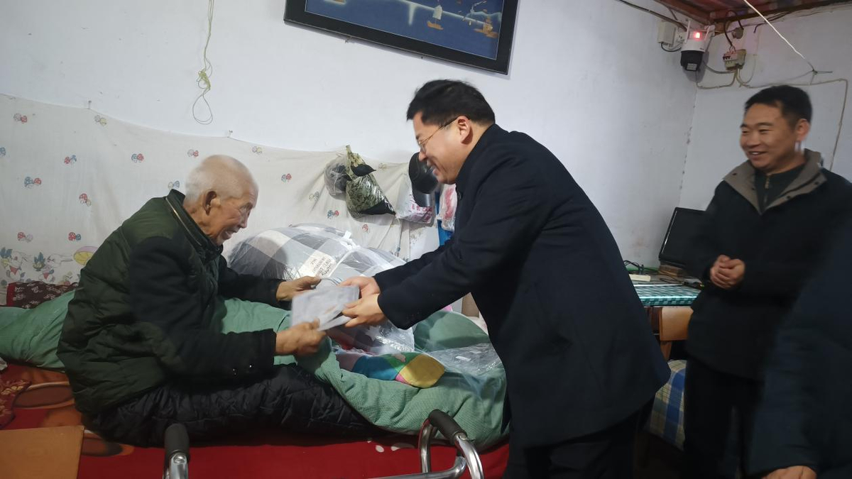 朱明赴三门峡市南鹿坡村调研慰问