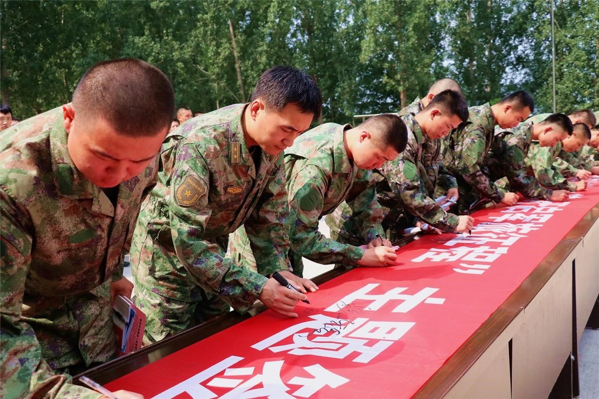 新乡：长垣市做好新兵入伍“四尊崇”暨开展送法助征兵活动