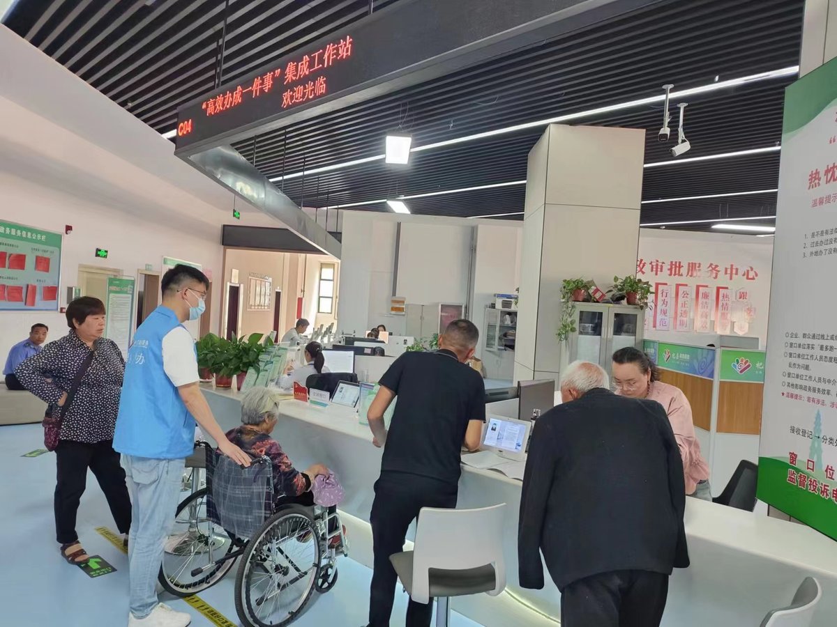 帮办代办人员协助群众办理业务杞县融媒体中心供图