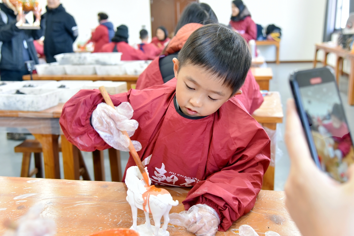洛阳：传承非遗文化 三彩研学升温