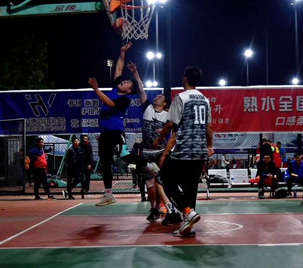 焦作市篮球文化节赛事战火重燃