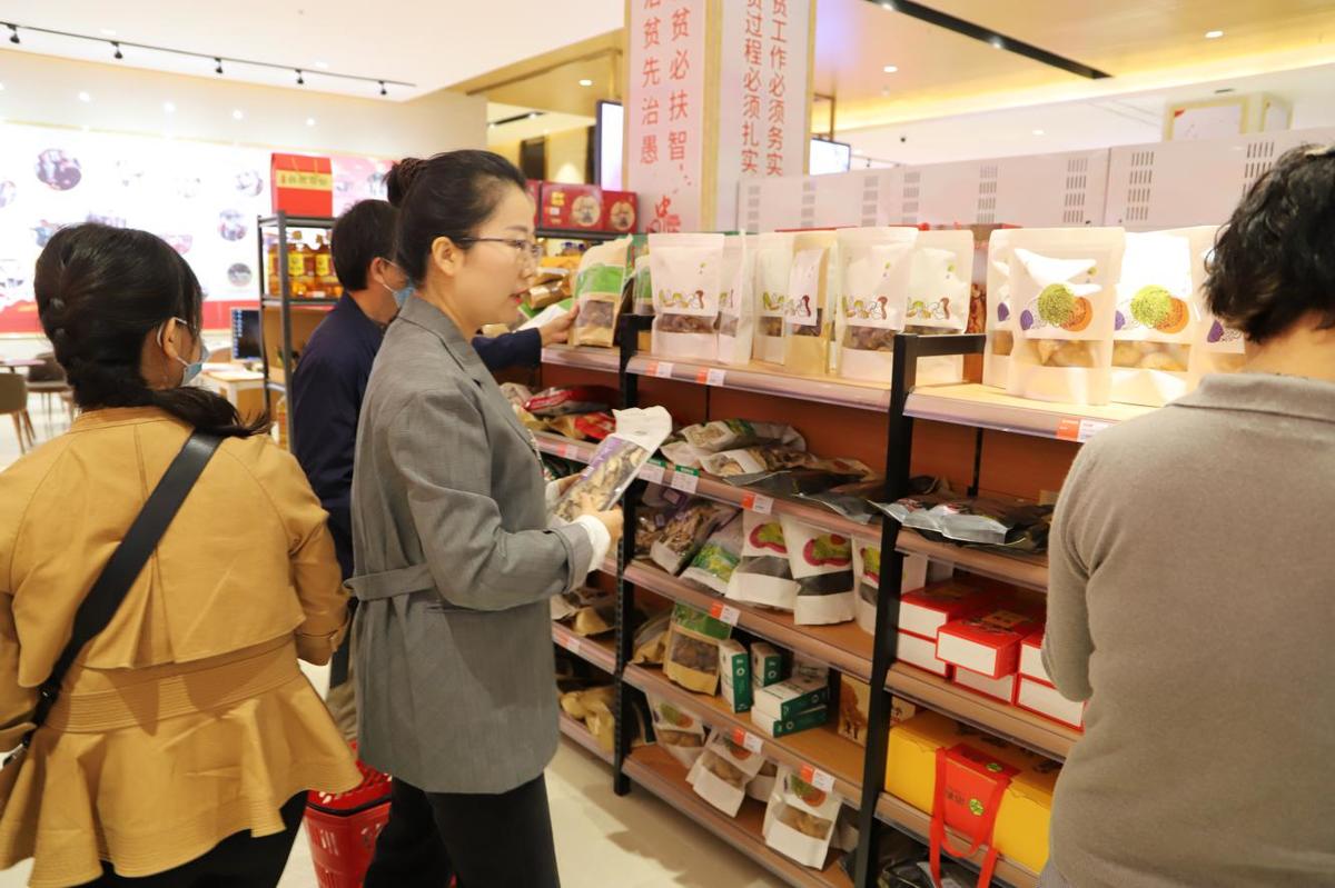 河南省医疗保障局组织党员干部集中参观体验消费扶贫生活馆