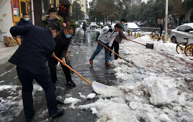 机关服务中心组织开展铲雪除冰行动