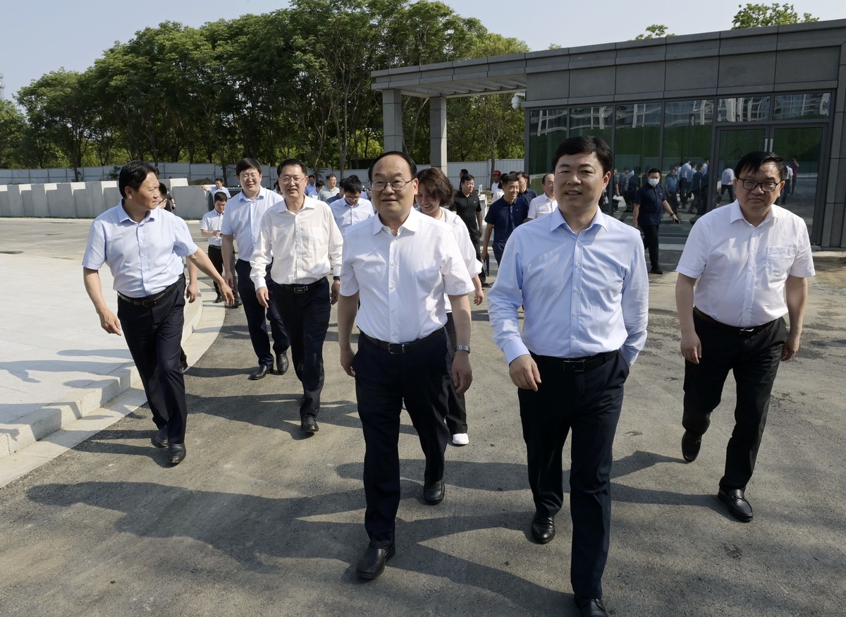平煤神马集团总经理杜波到双创基地调研时强调高标准高质量加快推进