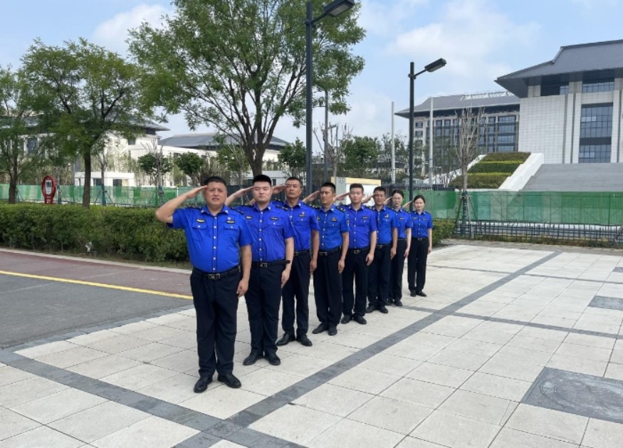开封市建筑垃圾管理所执法人员训练队列 强精神砺作风铸精兵