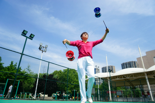 花样空竹抖出彩驻马店举办全民健身活动月空竹交流展示