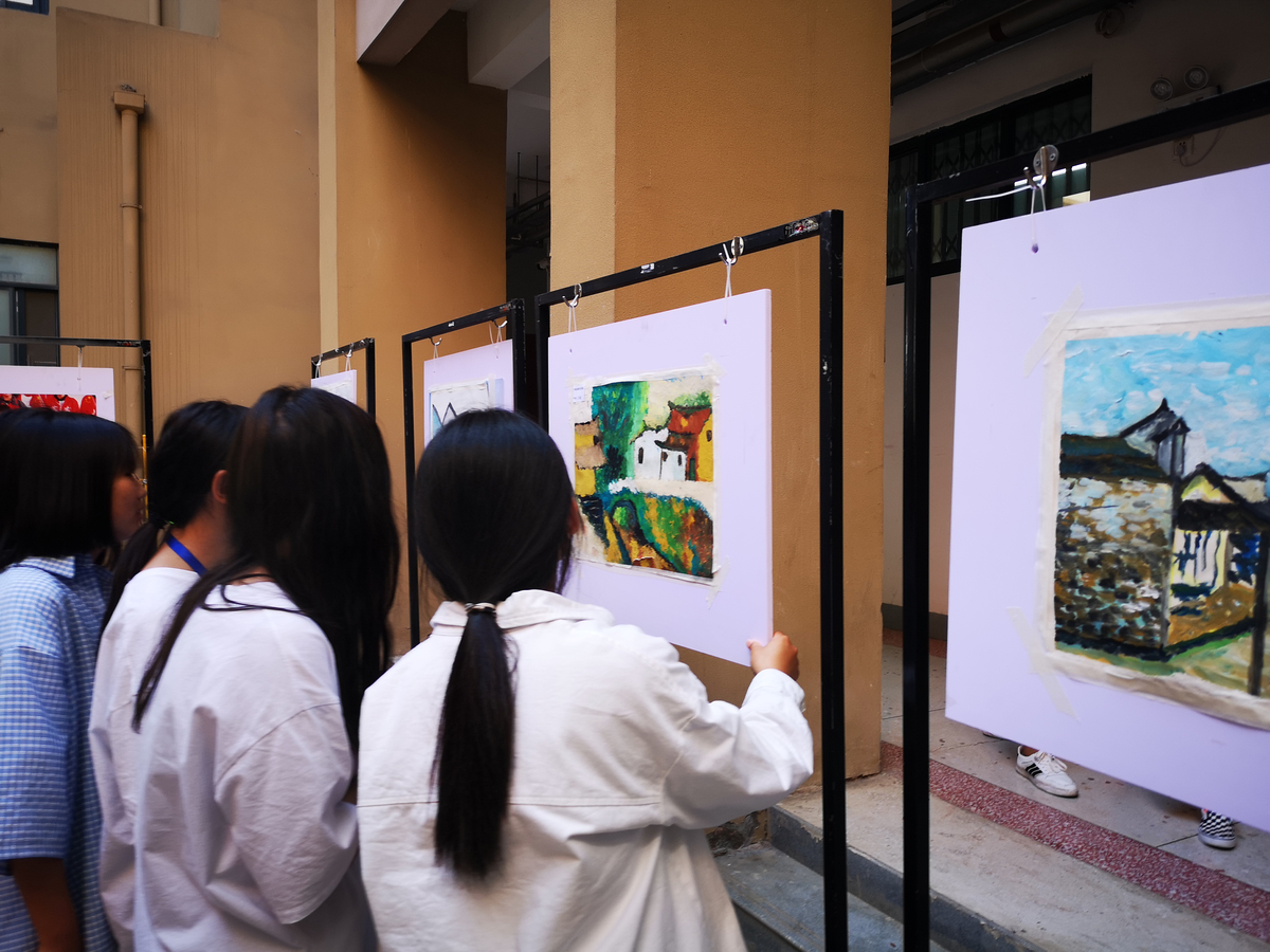 驻马店财经学校举行建党100周年学生写生作品展