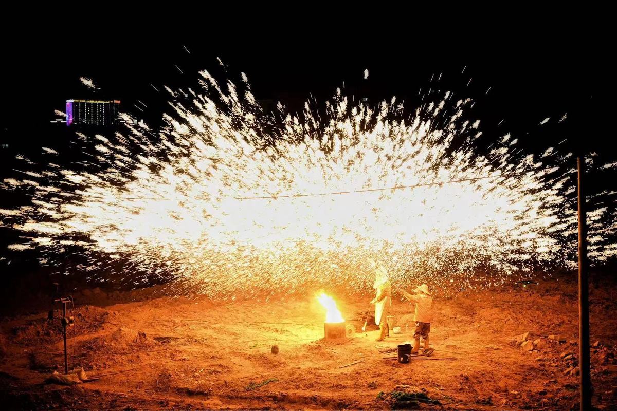 商城：非遗技艺“打铁花”闪耀夜空