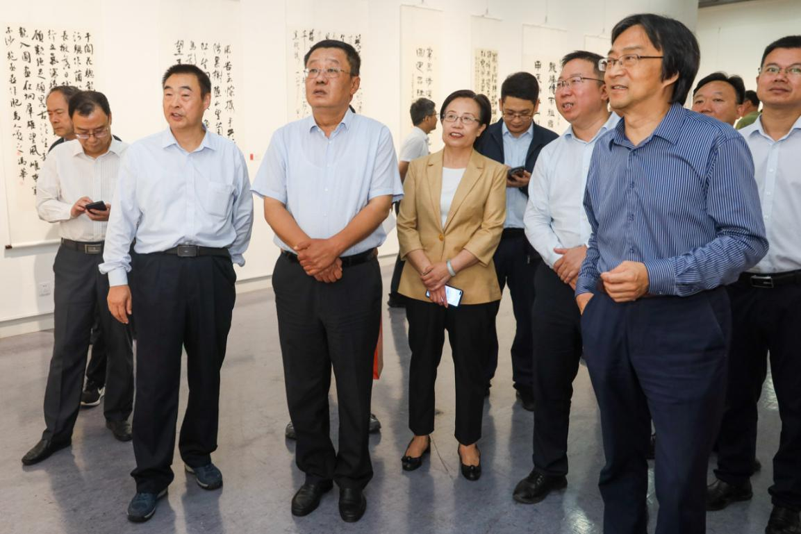 省文化和旅游厅 组织参观省直机关书画摄影展