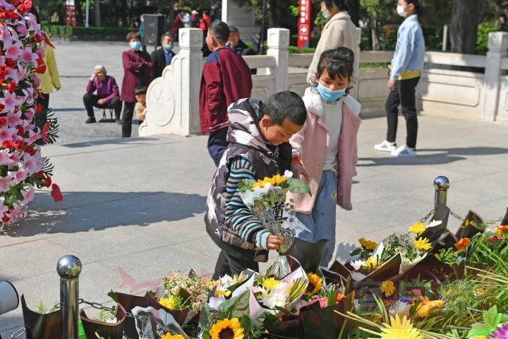焦裕禄纪念园里，拜谒人流中出现更多年轻面孔