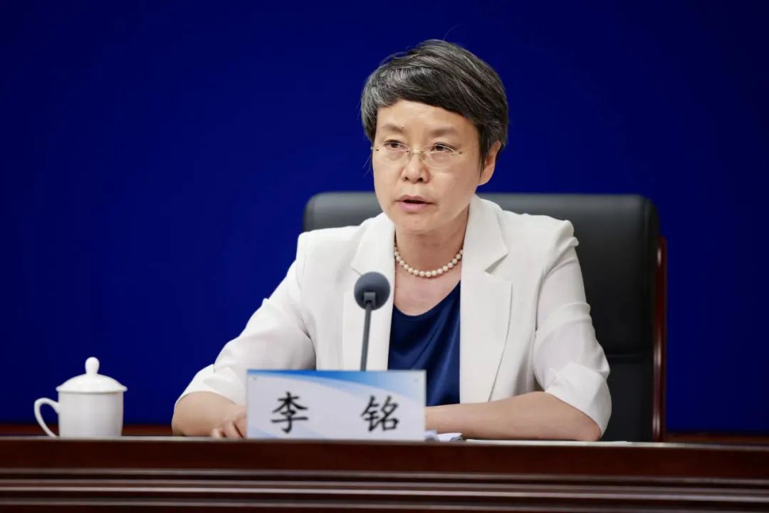 省财政厅党组成员副厅长李铭出席省政府新闻发布会