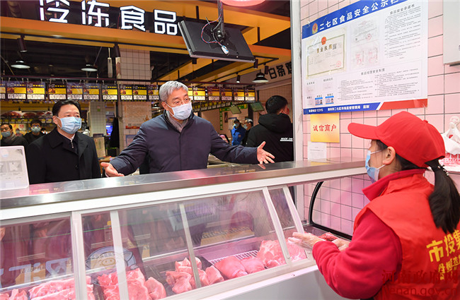 尹弘走进居民家中、菜市场检查冬季供暖和市场供应