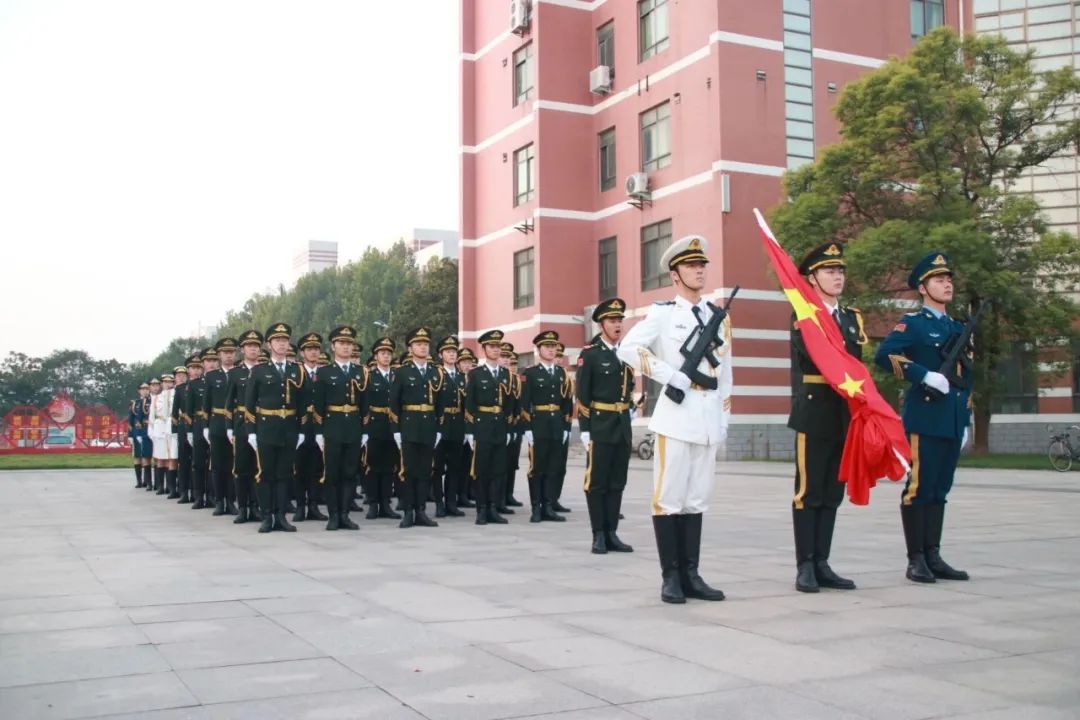 伴随着周一的日出，领略河南高校这支“最飒天团”！