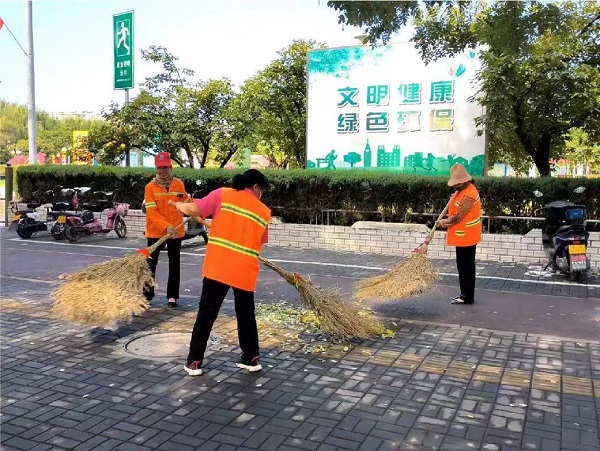 洛阳环卫“双节”不停歇    坚守一线保清洁