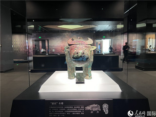 殷墟博物馆新馆展出的“亚长”牛尊。人民网记者 崔越摄