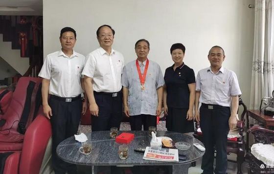 省人防办党组书记、主任贾宏伟看望慰问光荣在党50年老党员