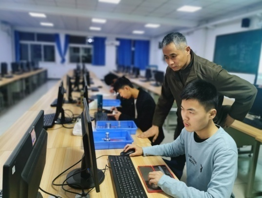 兵团十三师职业技术学校培育工匠硕果累累