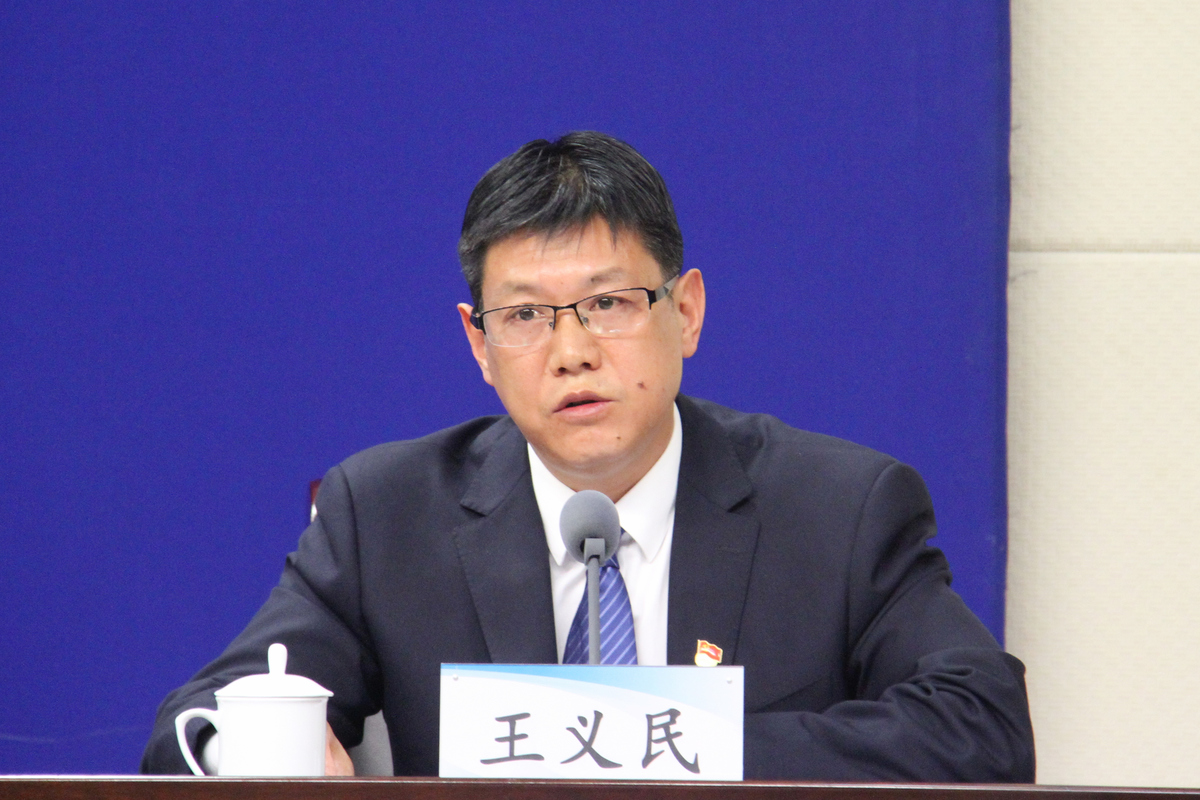 郑州市人民政府副秘书长王义民接受记者提问.jpg