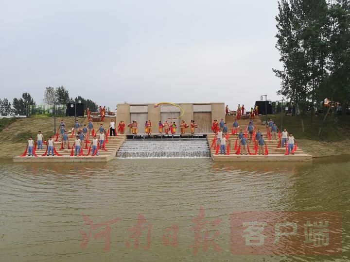 黄河歌谣水韵广场歌舞表演.jpg