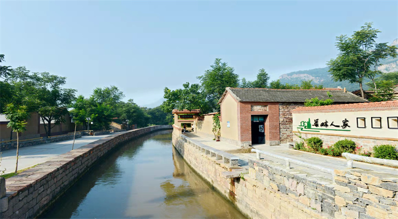 12月6日,林州市黄华镇庙荒村阳光正好,不远处的太行山脊清晰可见.