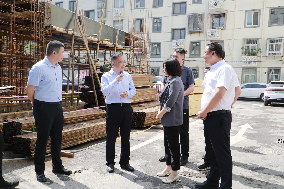 首页>市县动态>在民航大酒店积水点改造工程现场,张红伟实地查看排污