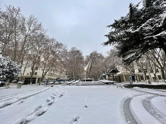 校园雪景