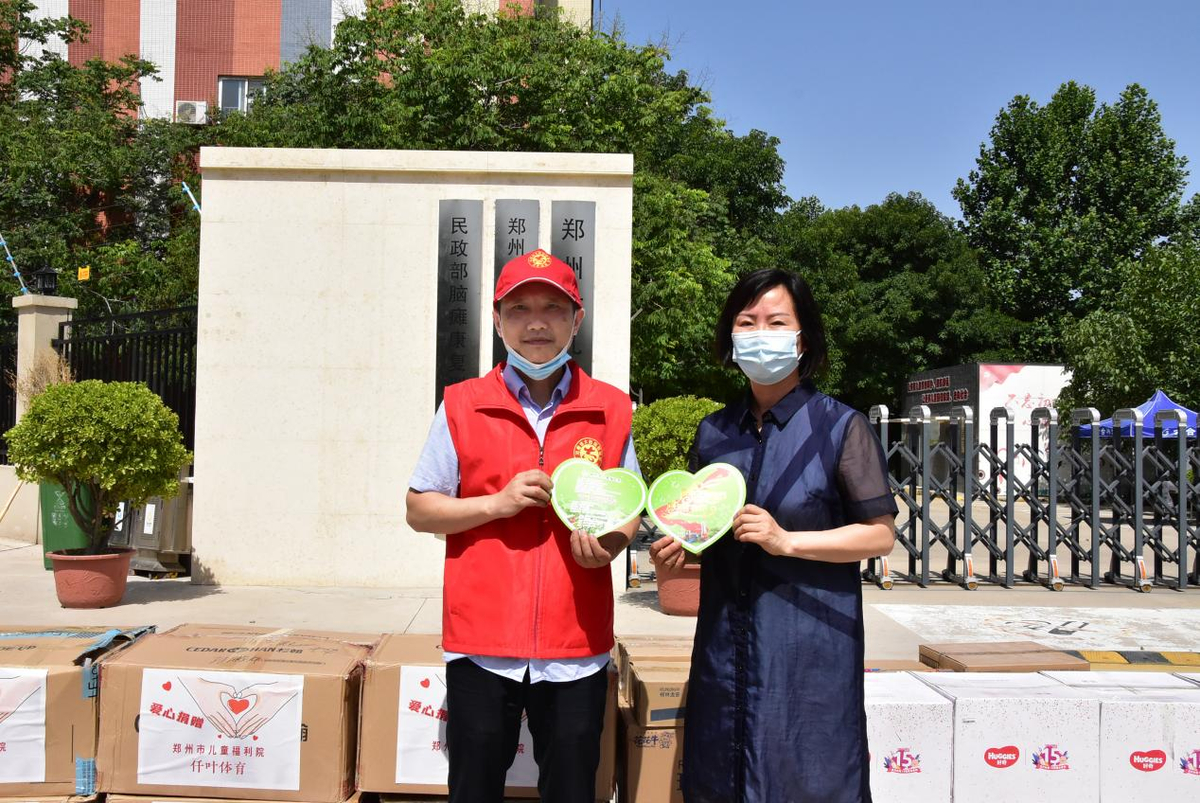 用心关爱儿童，播洒爱心阳光。6月28日，为关爱少年儿童成长，弘扬中华民族尊老爱幼传统美德，省政府办公厅联合省委编办、省政府研究室、省地方金融管理局、省行政审批政务信息管理局、省政务大数据中心等单位,带着牛奶、纸尿裤、香皂等物资，前往郑州市儿童福利院，为孩子们送去关爱和温暖。   省行政审批政务信息管理局党组成员、副局长黄民江在活动现场指出，少年儿童是祖国的未来，民族的希望，关爱少年儿童是全社会义不容辞的责任。希望通过开展慰问活动，进一步唤起全社会重视少年儿童、关爱少年儿童的意识，着力改善他们的学习和生活条件，切实维护他们的合法权益，竭尽全力为少年儿童办实事、办好事，努力营造有利于少年儿童健康成长的良好社会环境。    福利院负责人向志愿者们详细介绍了院内孩子们的生活起居、学习、康复训练等日常生活情况和疫情防控工作开展情况，并感谢社会各界对孩子们的关心关爱，这群孩子们虽然有着别样的童年，但是幸运地得到了大家的帮助，让他们的成长过程中充满阳光，燃起了他们对美好生活的向往。黄民江向付出爱心和辛勤劳动的福利院工作人员致以崇高敬意与衷心感谢。   参与活动的志愿者纷纷表示,看到孩子们在大家的呵护下快乐成长，十分欣慰，今后要进一步弘扬“奉献、友爱、互助、进步”的志愿者精神，开展好关爱少年儿童志愿服务,守护新时代少年儿童茁壮成长。