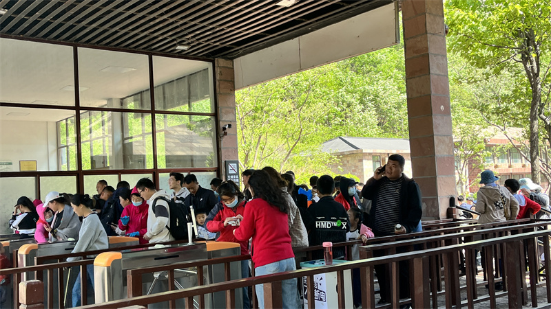 游客井然有序进景区.jpg