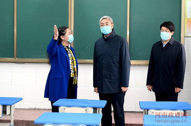 尹弘检查学校开学准备工作