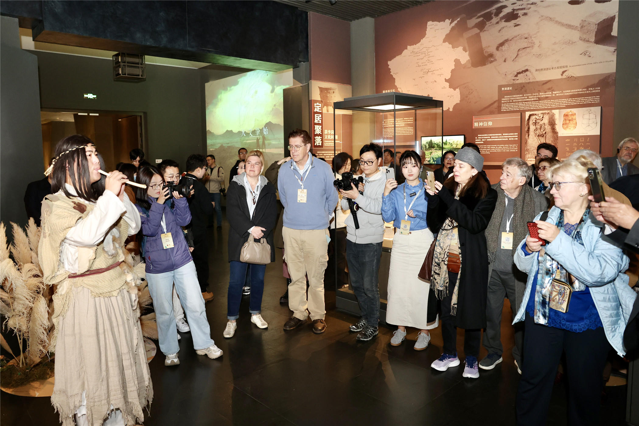 In pics | International scholars and experts 'treasure hunt' at Henan Museum in central China