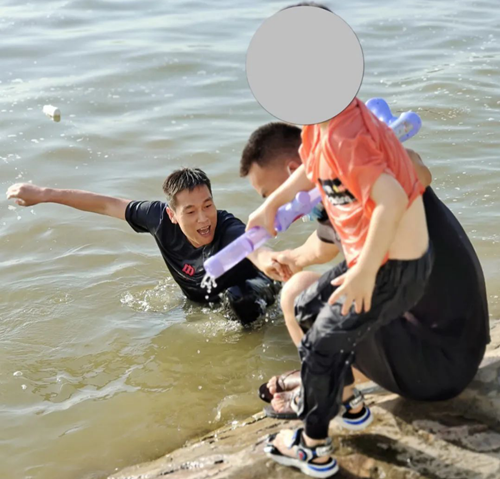 事后,小孩家人通过多方打听到张军辉的姓名和单位,6月7日上午专程来到