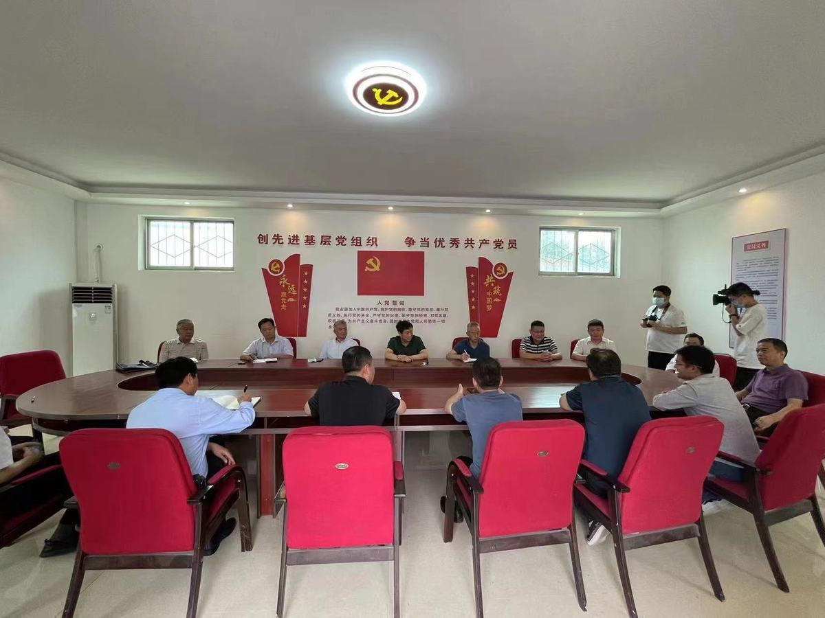 省工业和信息化厅副厅长沈天良带队深入张宇村开展中秋节、国庆节双节慰问活动