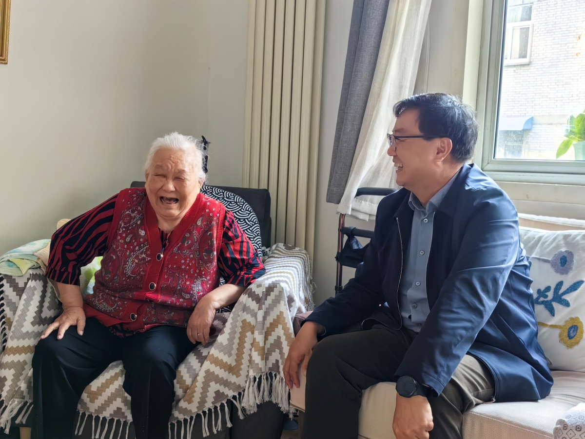 河南省文化和旅游厅党组书记、厅长黄东升走访慰问名老艺术家