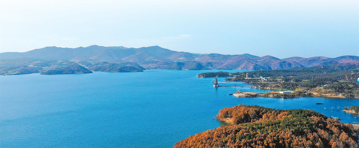 南阳市淅川县境内的丹江口水库库区景色(12月10日摄).
