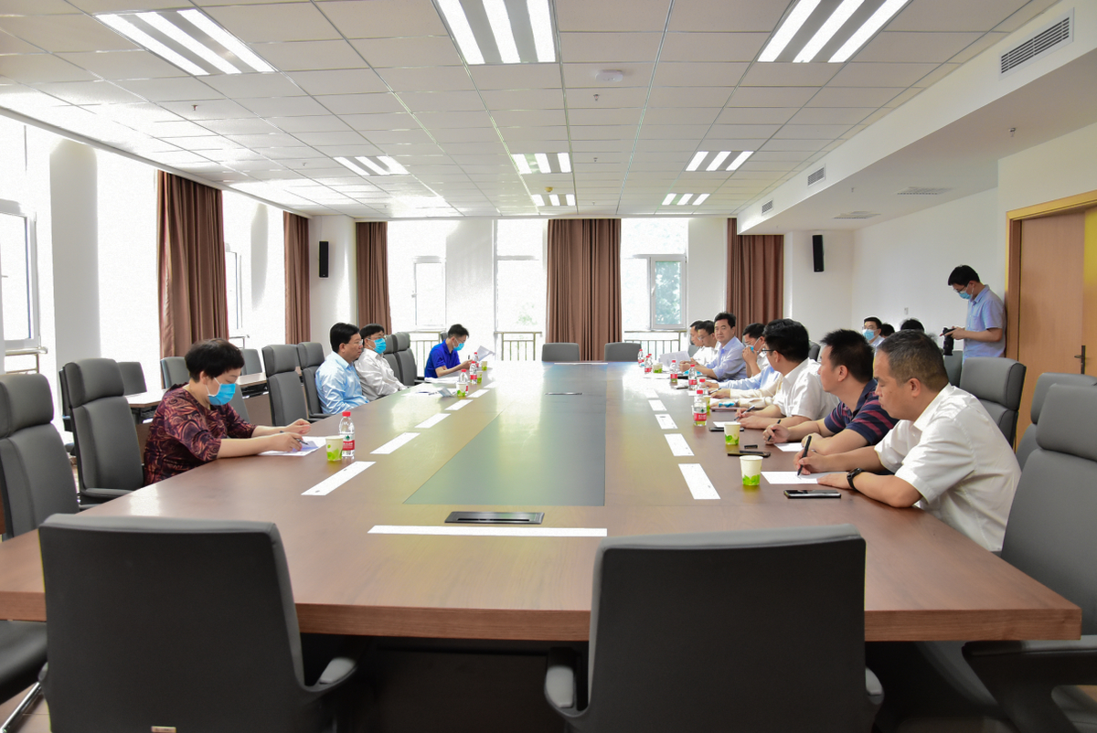 刘世伟秘书长调研省政务大数据中心和政务服务中心