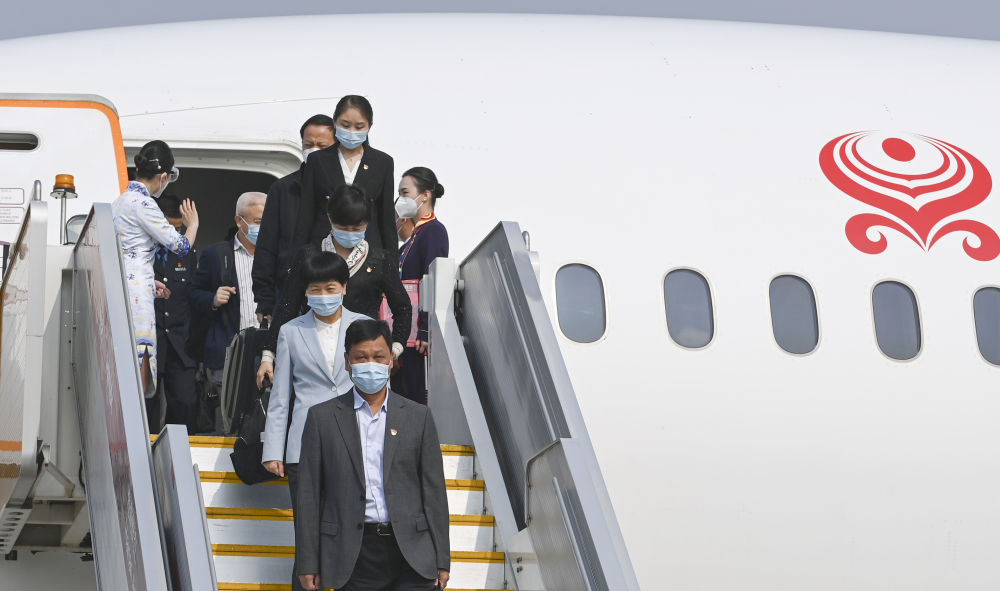 京外二十大代表团陆续抵京