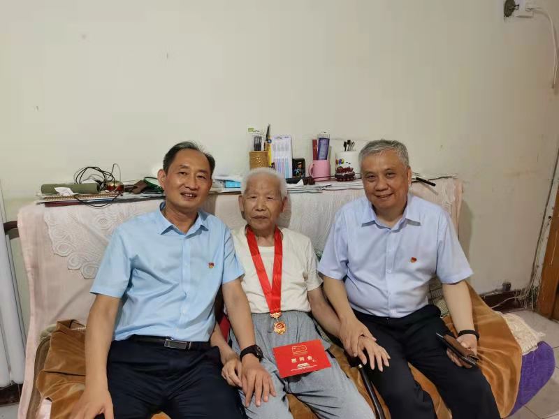 河南省林科院“七一”前夕走访慰问老党员和困难党员