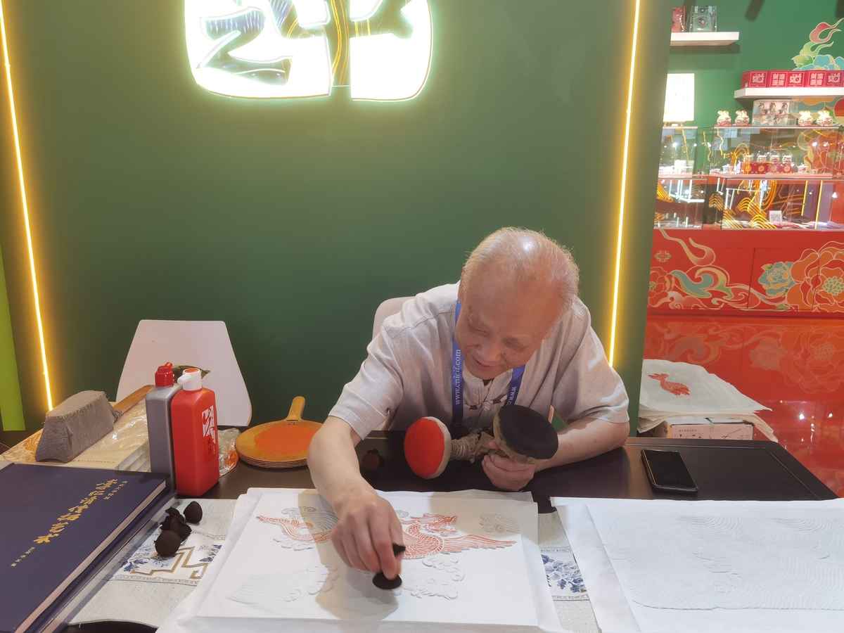 深圳文博会丨“让更多观众了解高浮雕传拓技艺”