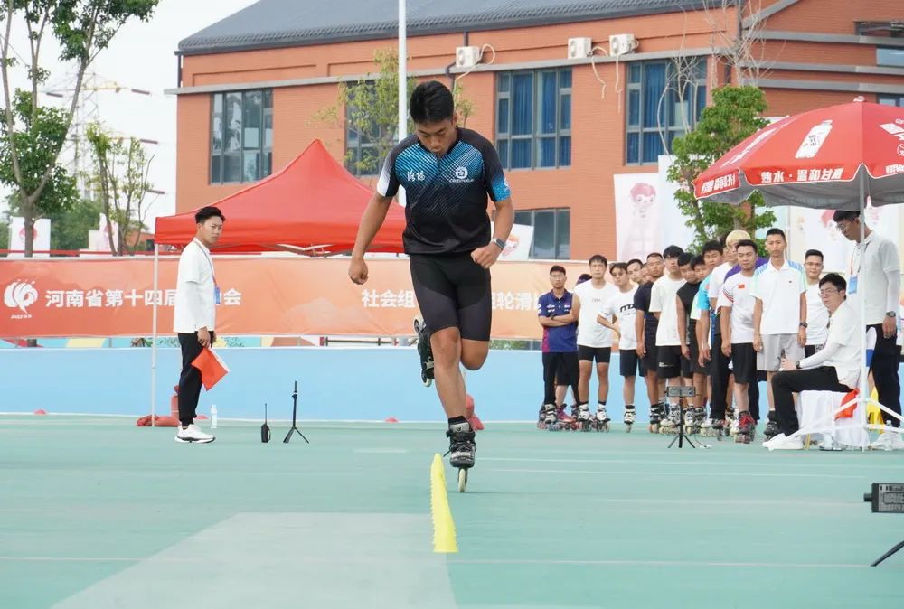 省十四运会社会组轮滑赛场飞扬“速度激情”