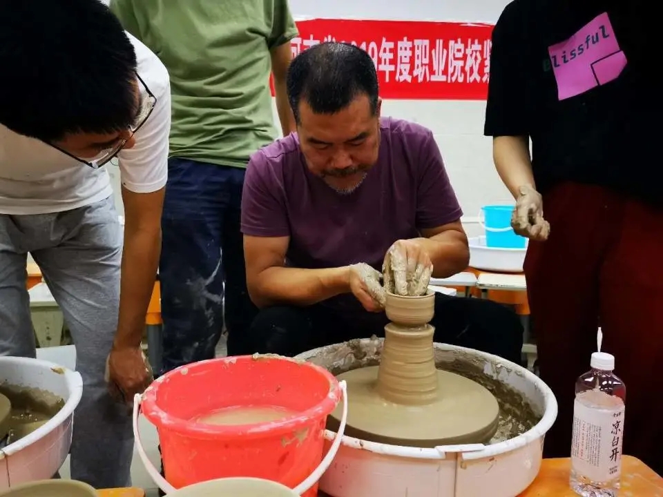 河南经贸职业学院：传统工艺现代设计，让学生邂逅钧瓷之美……