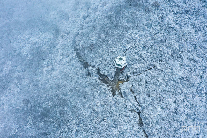 《人民日报》河南云台山迎来2022首场大雪 银装素裹似仙境