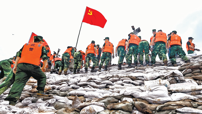 洪水中 筑起钢铁长城