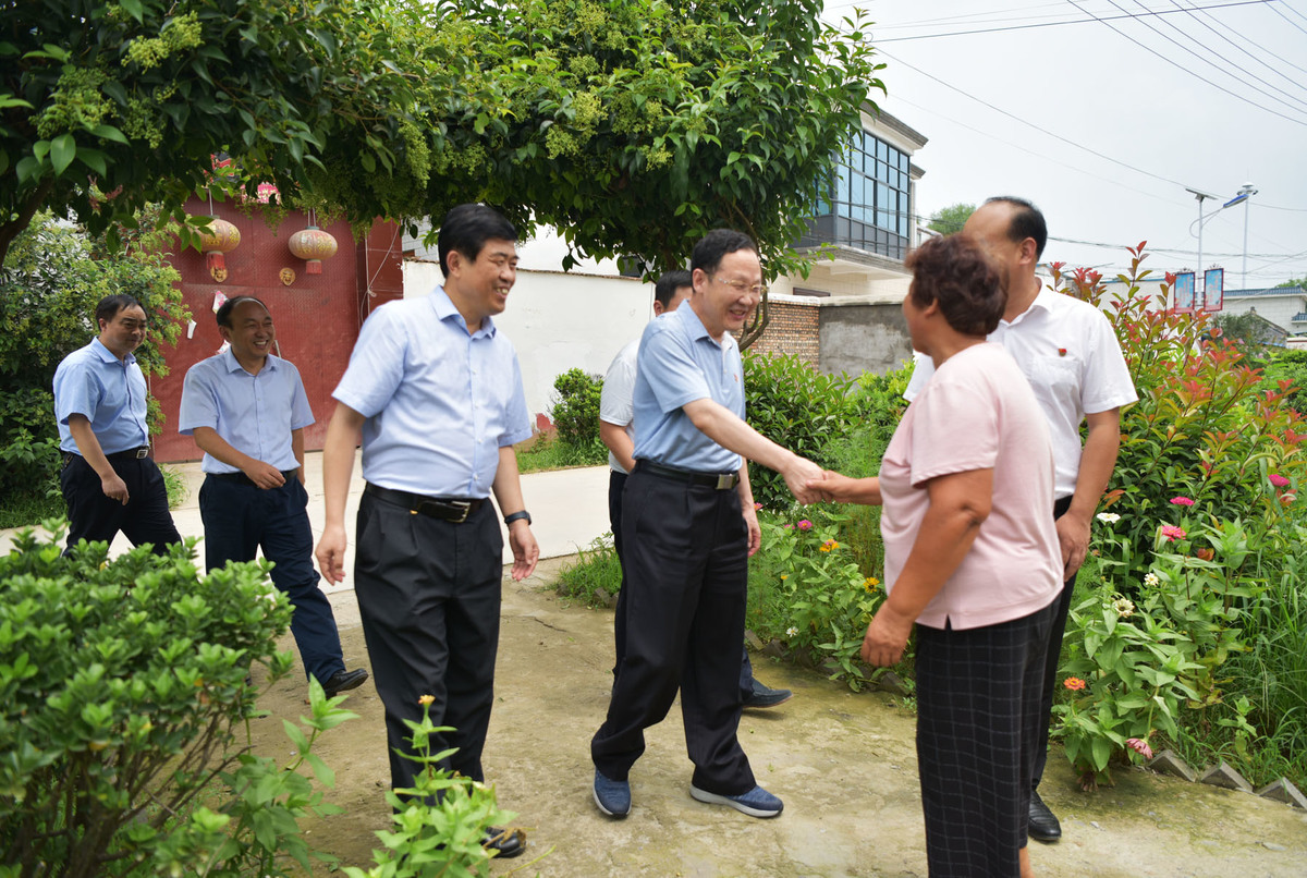 省政府国资委党委书记胡广坤调研定点扶贫村脱贫攻坚工作